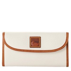 NWOT Dooney & Bourke Pebble Grain Continental Clutch